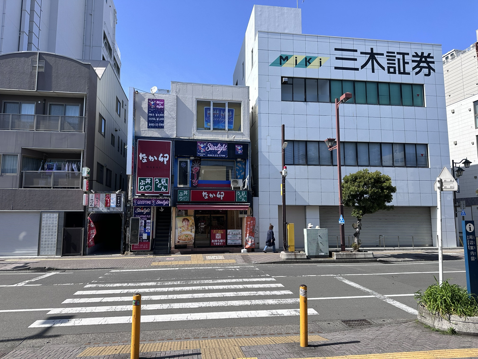 横断歩道を渡り右に進みます。