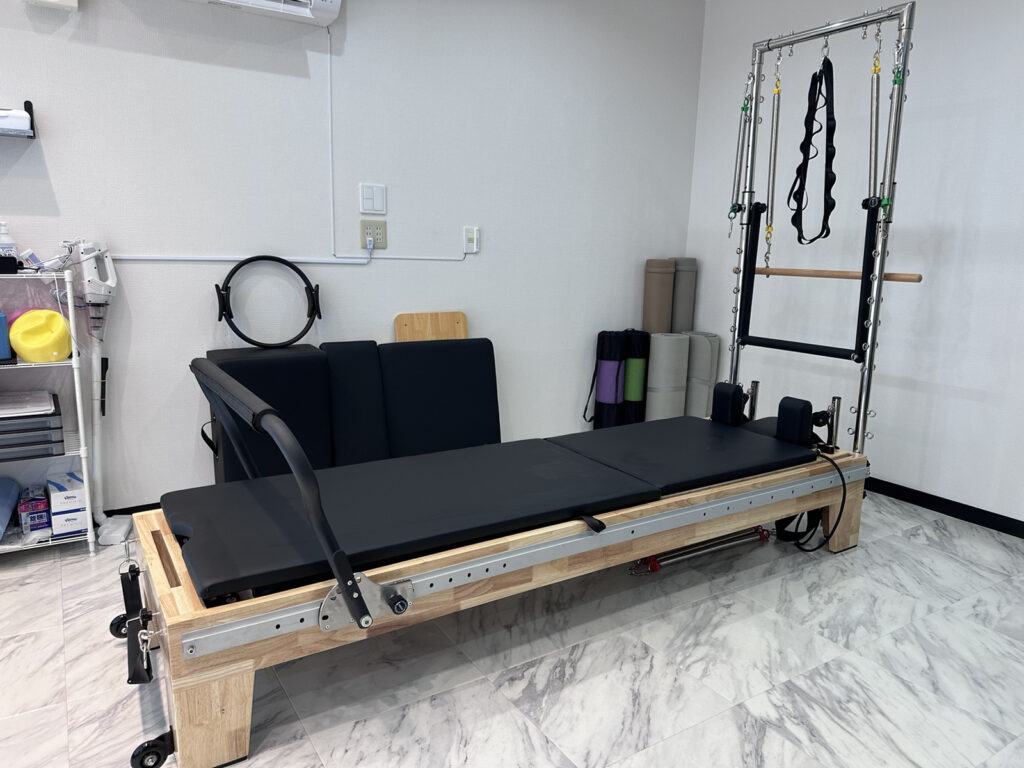 マシンピラティス 【リフォーマータワー】 通常のリフォーマーであると同時に別のマシン「キャディラック」の一部機能を備えていて、通常のリフォーマーに加えて更に異なるエクササイズを行う事が可能です。 体幹の強化、部位別のアプローチから全身に働きかける事ができます。スプリングの強度を使い分け、初心者でも扱いやすく正しいフォームを身に付け継続することができます。