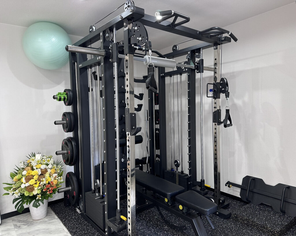 【オールインワンパワーラック】 スポーツジムにある様々なマシンを1台の中に集約した最新の機材です。 フリーウエイトからケーブル種目、レッグプレス、他にも様々なアタッチメントを装備しているのでお客様の目的に合わせた精密なトレーニングが可能です。